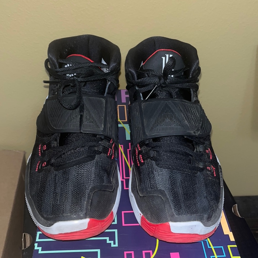 🏷🚨SALE PRICE 🚨Kyrie tennis shoes